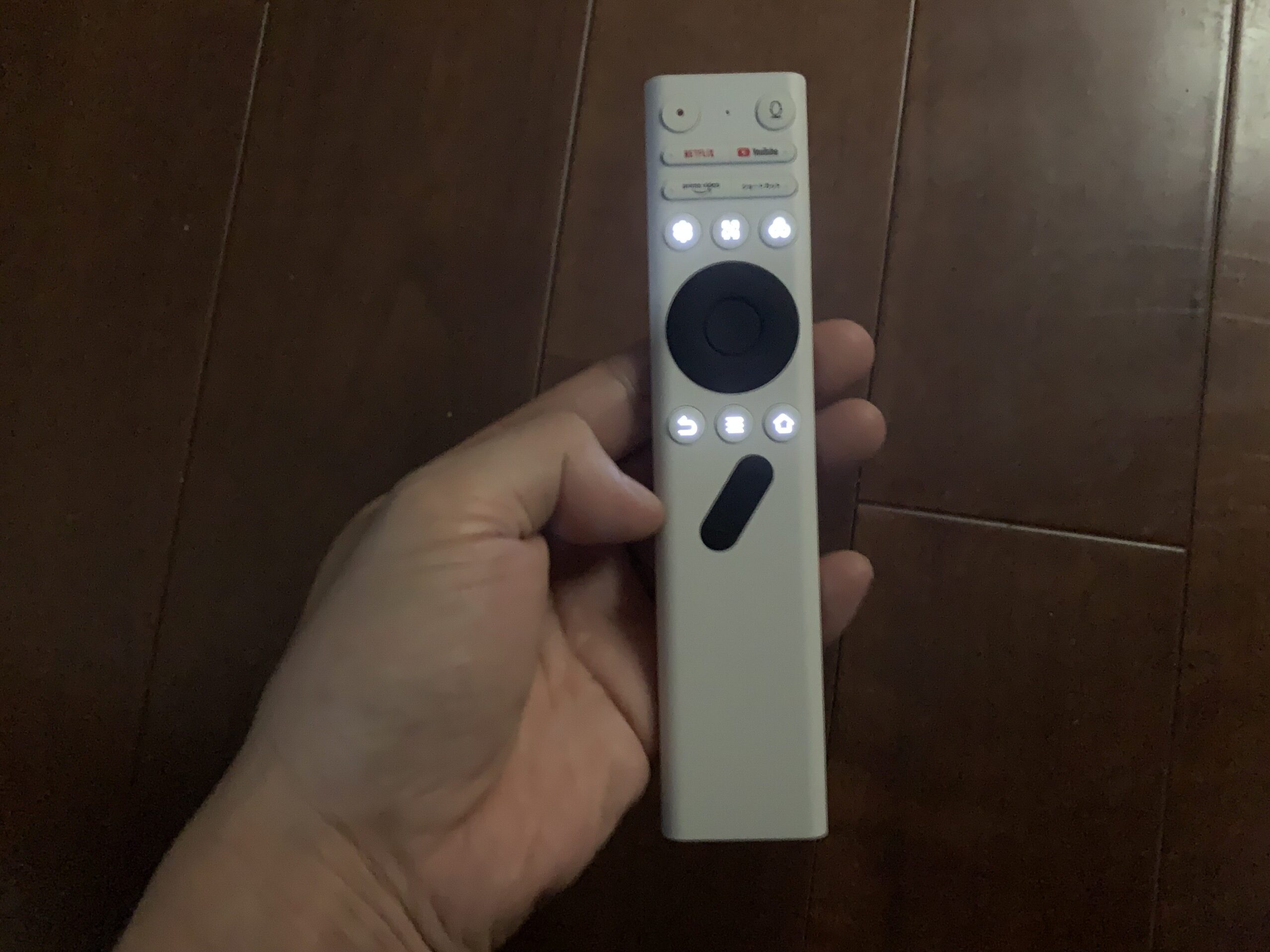 バックライト付きリモコンはボタンが発光し、夜でも迷わず操作できます。