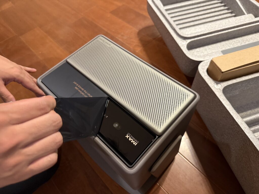 保護フィルムを剥がす瞬間